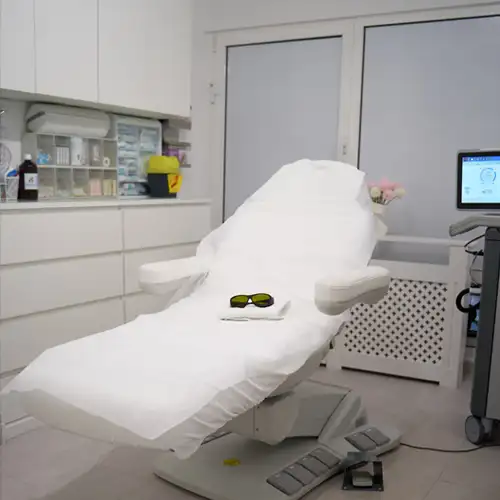 Behandlungsliege im Laserazor Studio für schmerzarme Laser-Haarentfernung bei Rasurbrand