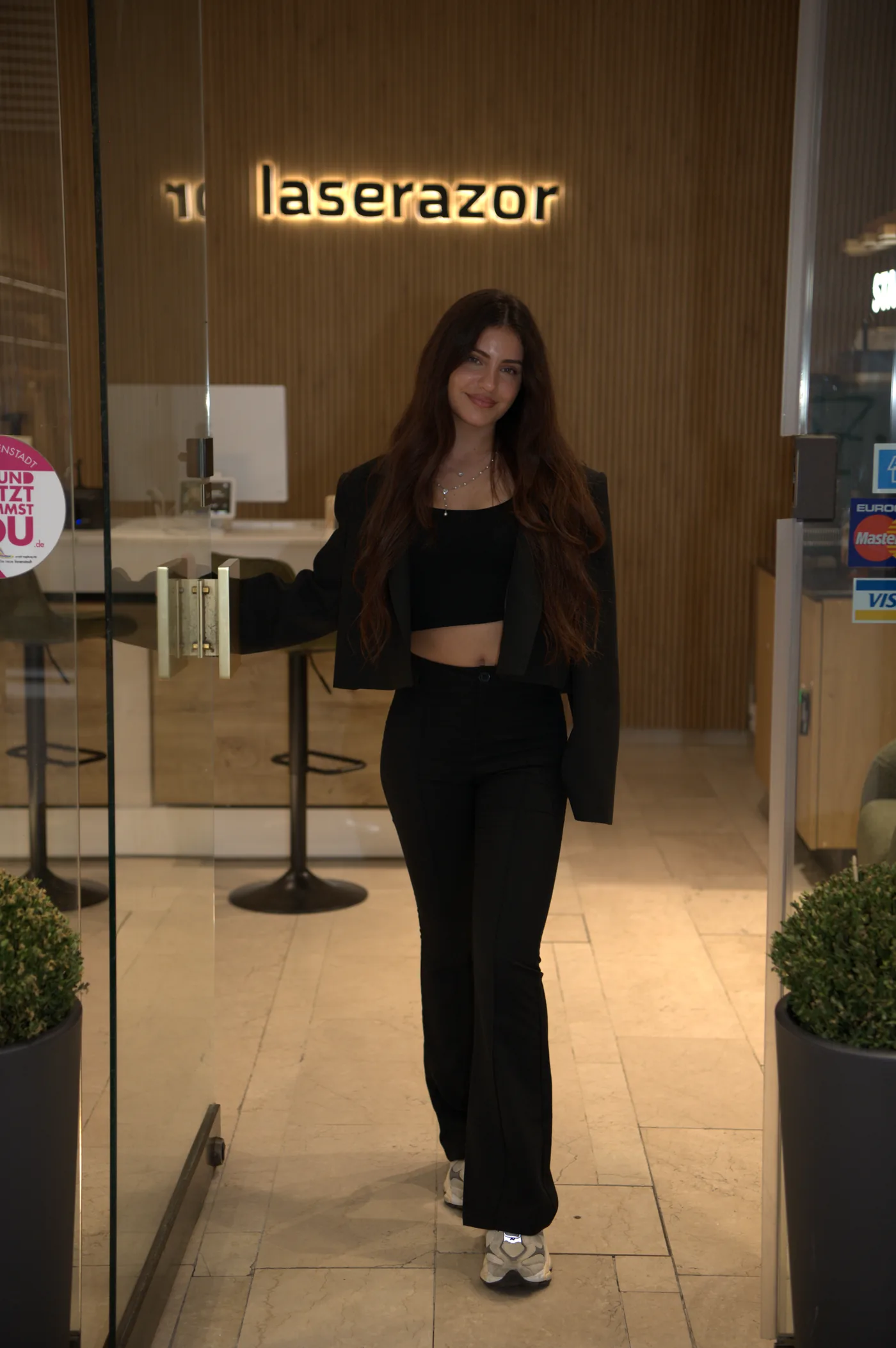 Sienna am Eingang des Laserazor Studios