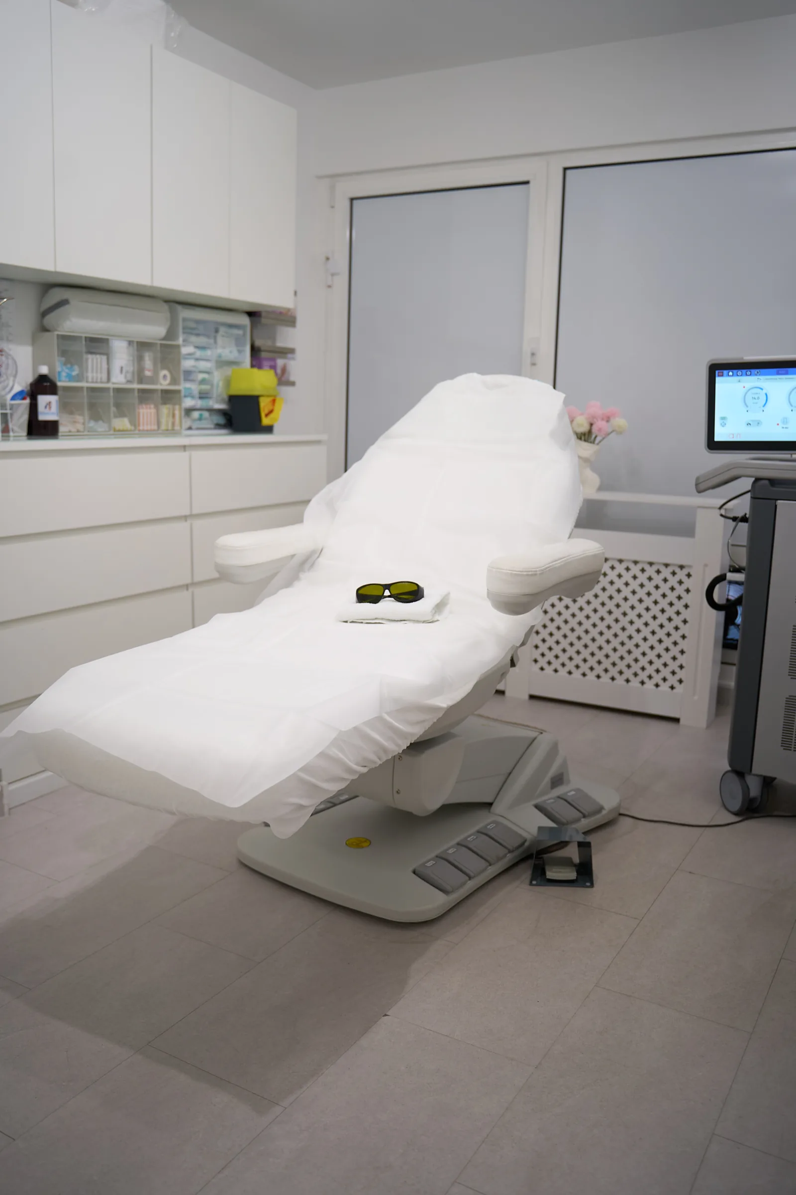 Modernes Behandlungszimmer mit Behandlungsliege und Lutronic Clarity II Laser